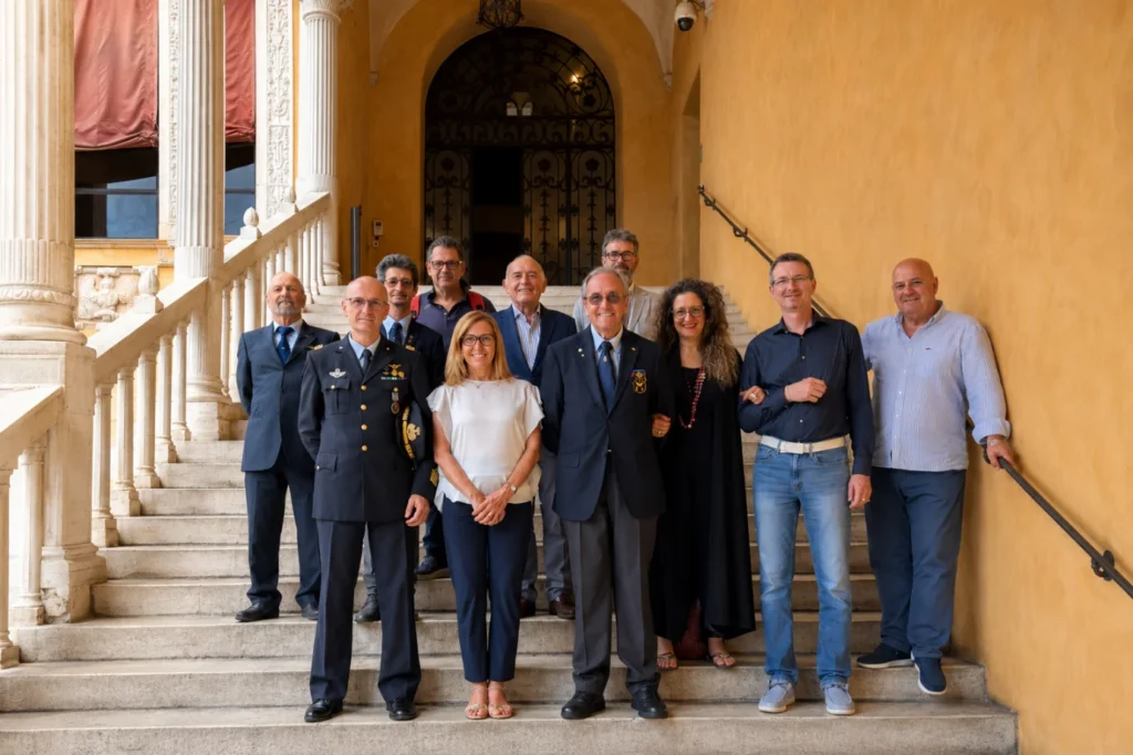 Rappresentanti dell'Associazione Arma Aeronautica di Ferrara insieme agli organizzatori dell'evento al Centro Commerciale Il Castello